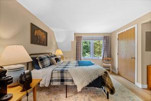 Ένα ή περισσότερα κρεβάτια σε δωμάτιο στο Fall Line Small Studio - Perfect for Two - On Shuttle Route with Amenities G6A condo