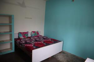 Ένα ή περισσότερα κρεβάτια σε δωμάτιο στο Rashi home stay