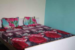 Ένα ή περισσότερα κρεβάτια σε δωμάτιο στο Rashi home stay