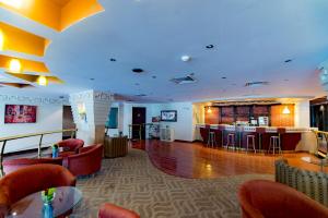 eine Lobby eines Hotels mit einer Bar und einem Restaurant in der Unterkunft Boudl Khurais in Riad