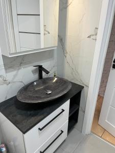 Kuchyňa alebo kuchynka v ubytovaní Apartament Szpitalna + 32 fotografií
