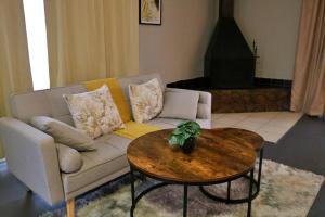 Zona de estar de Refreshing Mountain FarmStay w Boma,Pool,Hikes,Obstacle Course