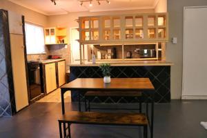 Una cocina o zona de cocina en Refreshing Mountain FarmStay w Boma,Pool,Hikes,Obstacle Course