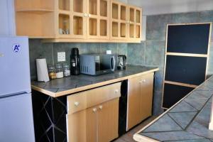 Una cocina o zona de cocina en Refreshing Mountain FarmStay w Boma,Pool,Hikes,Obstacle Course