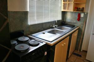 Una cocina o zona de cocina en Refreshing Mountain FarmStay w Boma,Pool,Hikes,Obstacle Course