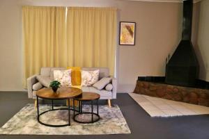 Zona de estar de Refreshing Mountain FarmStay w Boma,Pool,Hikes,Obstacle Course