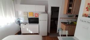 Kuchyňa alebo kuchynka v ubytovaní Estudio central en zona petonal y cerca a la playa