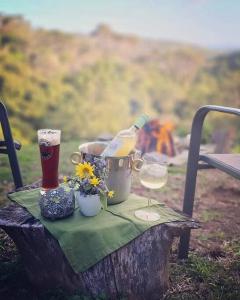 - une table avec une bouteille de bière et un verre dans l'établissement Eagle Owl Cottage, à Gqeberha
