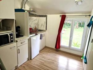 Η κουζίνα ή μικρή κουζίνα στο 09 - Joli studio avec clim, 2 lits, logement tout équipé pour 1, 2 ou 3 personnes maximum, vue sur parc arboré, parking privatif gratuit, grand fourgon possible, tout le linge de maison est fourni +31 φωτογραφίες