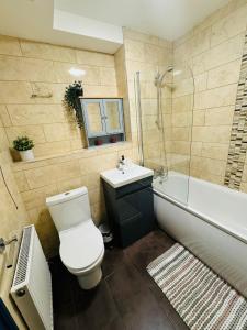 Un baño con inodoro, lavabo y bañera. en Portobello Self Check-In Rooms 611, en Londres