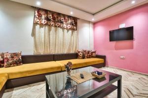 a living room with a couch and pink walls at Golden Twilight in Imsouane
