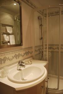 a bathroom with a sink and a shower at Hostellerie de la Motte jean in Saint-Coulomb