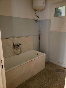 ein Bad mit einer Badewanne in einem Zimmer in der Unterkunft Work, relax, enjoy - SHARED APARTMENT in Athen