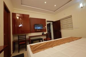 Postel nebo postele na pokoji v ubytování Swami Prasad Paradise hotel
