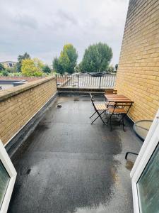 Un patio con una mesa y sillas en un edificio. en Portobello Self Check-In Rooms 611, en Londres