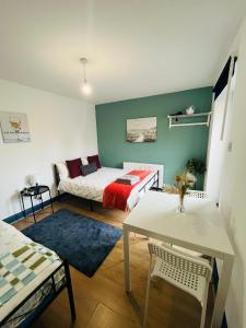 una habitación con una cama, una mesa y un sofá en Portobello Self Check-In Rooms 611, en Londres