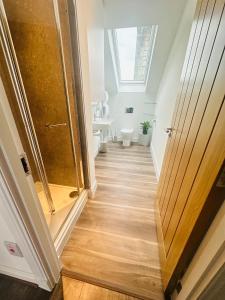 a bathroom with a shower and a toilet at Barnet House Serviced Apartments in Dunfermline