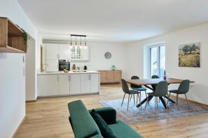 a kitchen and living room with a table and chairs at Große Wohnung in Schlanders in Silandro