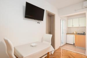 TV a/nebo společenská místnost v ubytování Apartmani Marta