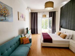 una sala de estar con una cama y un sofá en GE Apartments, en Praga