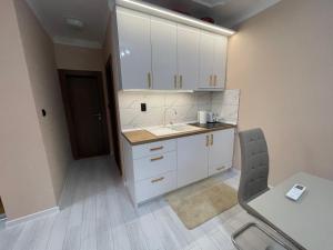 Köök või kööginurk majutusasutuses Apartman D&L +7 fotot