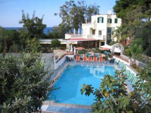 una gran piscina frente a un edificio en Albergo Villa Hibiscus, en Isquia