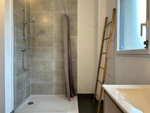 a bathroom with a shower and a sink at 205 - Maison 8 personnes en plein cœur de Plurien in Plurien +37 photos