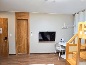 TV a/nebo společenská místnost v ubytování Incheon airport Guesthouse L