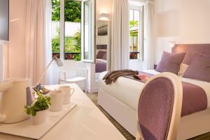 巴黎的住宿－米斯塔爾酒店，卧室配有一张床和一张桌子及椅子