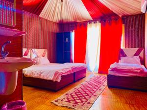 Voodi või voodid majutusasutuse Youssef camp Wadi Rum toas