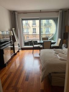 Gulta vai gultas numurā naktsmītnē Suite avec balcon vue Tour Eiffel
