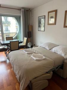 Gulta vai gultas numurā naktsmītnē Suite avec balcon vue Tour Eiffel