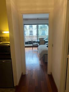 Virtuve vai virtuves zona naktsmītnē Suite avec balcon vue Tour Eiffel
