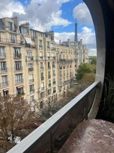 Un balcon sau o terasă la Suite avec balcon vue Tour Eiffel