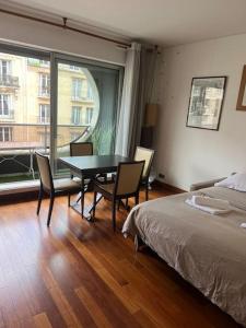 Gulta vai gultas numurā naktsmītnē Suite avec balcon vue Tour Eiffel