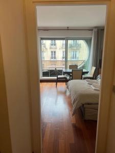 Gulta vai gultas numurā naktsmītnē Suite avec balcon vue Tour Eiffel