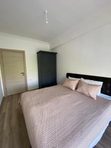 a bedroom with a large bed and a closet at Dalaman Çınar Apart in Dalaman