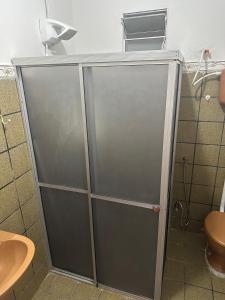 Baðherbergi á Cantinho Aconchegante- Quarto 03 Família - com AR