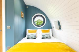 Postel nebo postele na pokoji v ubytování Luxury Glamping Pods with private Hot Tubs - Dog Friendly