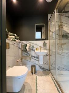 Ένα μπάνιο στο Ashburton unique Studio House, close to Cookery School, private entrance & parking +53 φωτογραφίες