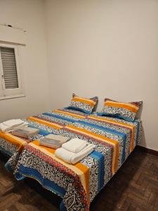 Ένα ή περισσότερα κρεβάτια σε δωμάτιο στο Alberdi Apart +5 φωτογραφίες