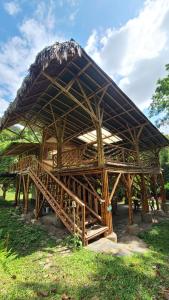 Aed väljaspool majutusasutust Colibamboo Ecolodge Biocasa artesanal rodeada de naturaleza con jaccuzi y mucho más