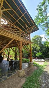 Aed väljaspool majutusasutust Colibamboo Ecolodge Biocasa artesanal rodeada de naturaleza con jaccuzi y mucho más