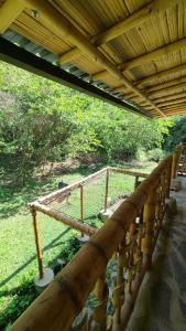 Aed väljaspool majutusasutust Colibamboo Ecolodge Biocasa artesanal rodeada de naturaleza con jaccuzi y mucho más