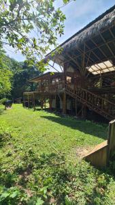 Aed väljaspool majutusasutust Colibamboo Ecolodge Biocasa artesanal rodeada de naturaleza con jaccuzi y mucho más