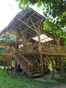Aed väljaspool majutusasutust Colibamboo Ecolodge Biocasa artesanal rodeada de naturaleza con jaccuzi y mucho más
