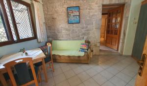 Zimmer mit einem Tisch, einem Stuhl, einem Tisch und einer Tür in der Unterkunft Moj Mir in Betina + 88 Fotos