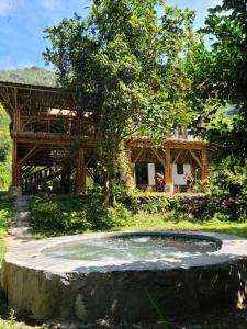 Aed väljaspool majutusasutust Colibamboo Ecolodge Biocasa artesanal rodeada de naturaleza con jaccuzi y mucho más