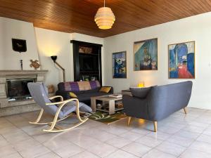 Una sala de estar con dos sillas y un sofá. en 957 - Maison 8p proche d'Erquy - Sables d'Or., en La Bouillie
