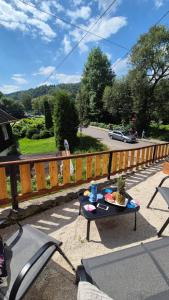 Un patio con una mesa y sillas en un balcón. en Pokoje u Tymka, en Wisła